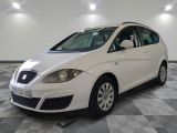la petite voiture blanche est garée dans une grande pièce