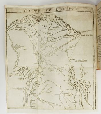 une vieille carte représentant une rivière avec une montagne en arrière-plan