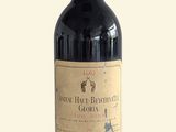 une bouteille de vin posée sur une table