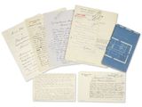 une image représentant une pile de vieux papiers sur lesquels figurent des inscriptions manuscrites