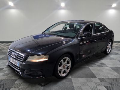 une image d'une audi noire garée dans un garage