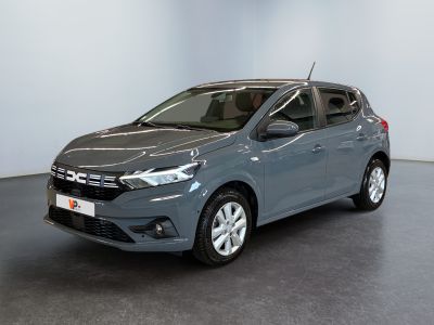 La voiture grise est garée dans une pièce au sol noir.