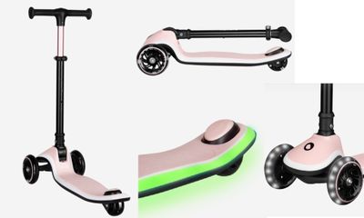 un gros plan sur un scooter rose avec des roues et encore des roues
