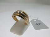 l'image d'une bague en or surmontée d'un diamant