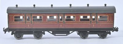 un wagon rouge et noir qui se trouve sur les rails