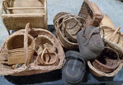 de nombreux paniers en osier posés sur un plateau bleu