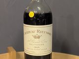 une bouteille de vin posée sur une table