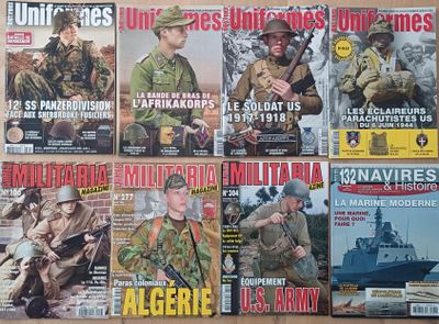 plusieurs magazines posés sur une table, dont l'une des couvertures représente un homme en uniforme