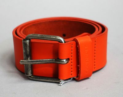 une ceinture en cuir orange avec une boucle métallique sur un fond blanc