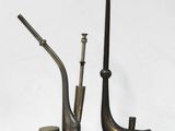 deux pipes posées l'une à côté de l'autre sur une table