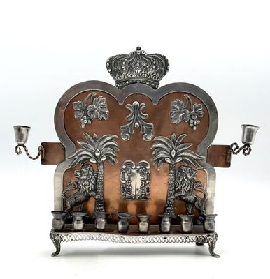 LAMPE de HANOUKKA en cuivre et argent, la façade ornée en ap…