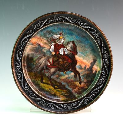 une assiette sur laquelle est représenté un homme à cheval
