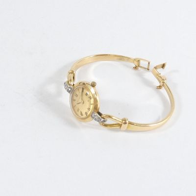 une image d'un gros plan d'une montre-bracelet sur une surface blanche