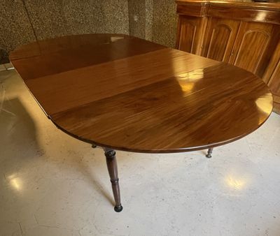 une table avec un plateau en bois et des pieds en métal