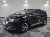 Une Citroën noire est garée sur un sol carrelé à damier
