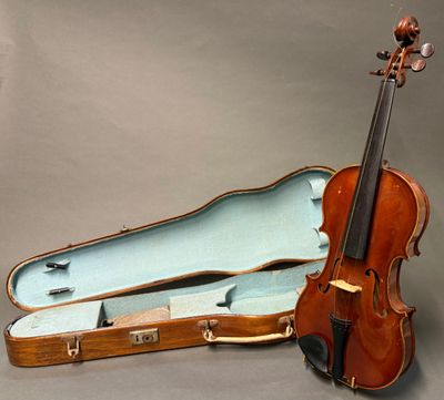 un violon et un étui à violon posés sur une table