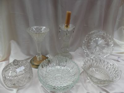 un grand nombre d'objets en verre posés sur une table