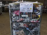 un chariot rempli de chaussures dans un entrepôt, sur lequel est accrochée une pancarte