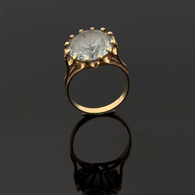 une bague en or 18 carats sertie d'une topaze blanche