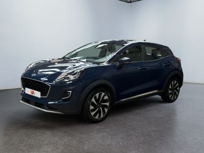 un SUV bleu garé dans une pièce blanche au sol noir