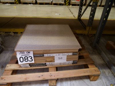 une pile de boîtes sur une palette dans un entrepôt