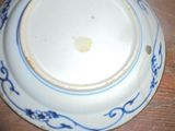 un bol blanc orné de motifs bleus, posé sur une table
