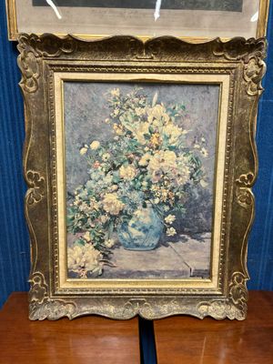 une photo d'une photo d'un vase de fleurs sur une table