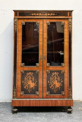 une armoire en bois à deux portes, surmontée d'un miroir