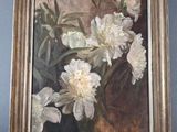 un tableau représentant des fleurs blanches dans un vase, accroché au mur