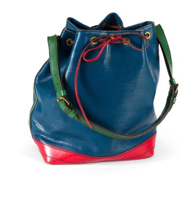 sac seau bleu, rouge et vert sur fond blanc