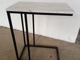 table d'appoint avec plateau en marbre et structure en métal noir
