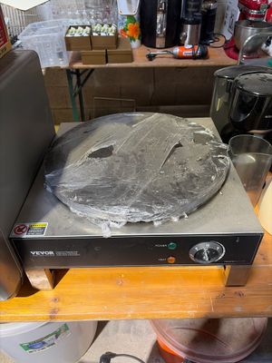 une pizza posée sur un moule à pizza, sur une table