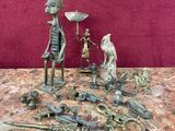 un grand nombre d'objets différents posés sur une table