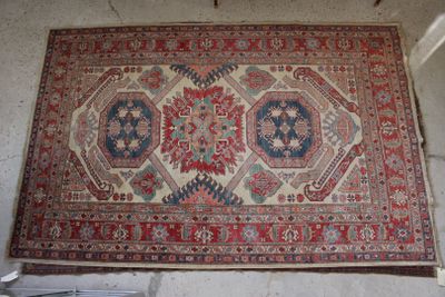 un tapis posé à même le sol dans une pièce aux murs blancs