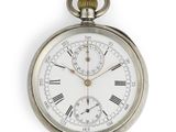 une montre de poche en argent avec des chiffres romains sur le cadran
