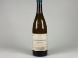 l'image d'une bouteille de vin posée sur une table