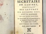 un livre écrit posé sur une table