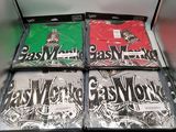 Plusieurs t-shirts sont empilés les uns sur les autres sur une étagère