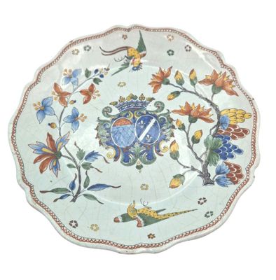 l'image d'une assiette décorative ornée de fleurs et d'oiseaux