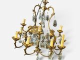 une image d'un lustre en laiton et en verre