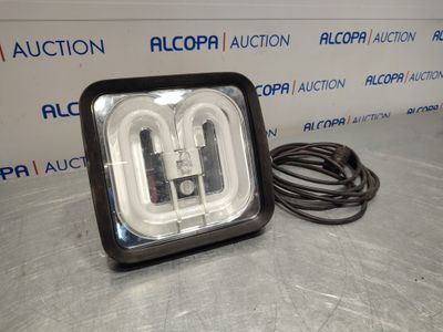 gros plan d'une lampe sur une table avec un cordon