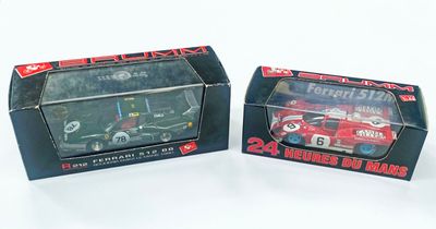 deux boîtes contenant chacune une maquette de voiture de course
