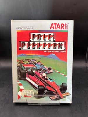 la couverture d'un magazine sur laquelle figure la photo d'une voiture de course