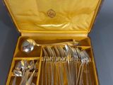 un coffret contenant de l'argenterie sur une table
