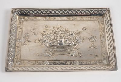 Petit plateau formant vide-poche probablement en argent, à d…