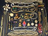 plusieurs types de colliers et de bracelets différents disposés sur une table