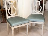 deux chaises assises l'une à côté de l'autre dans une pièce