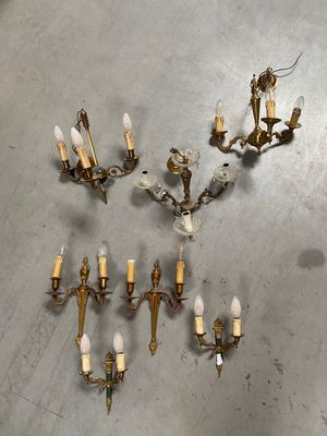 an image of a bunch of chandeliers that are on a table