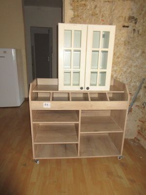 une armoire en bois surmontée d'un miroir