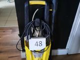 un aspirateur jaune et noir posé sur un parquet